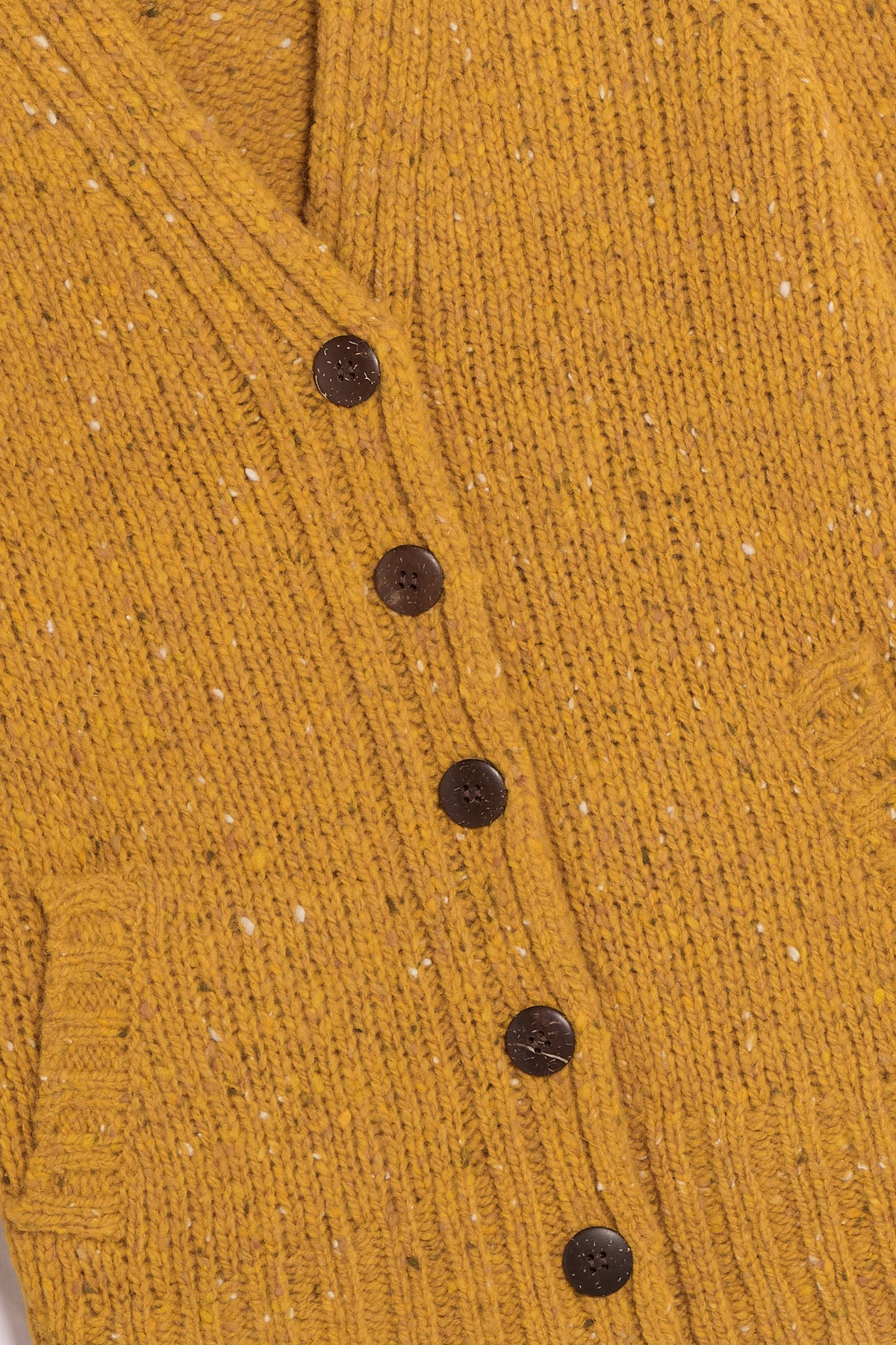 Aran cardigan a v giallo dettaglio Lady De Paz